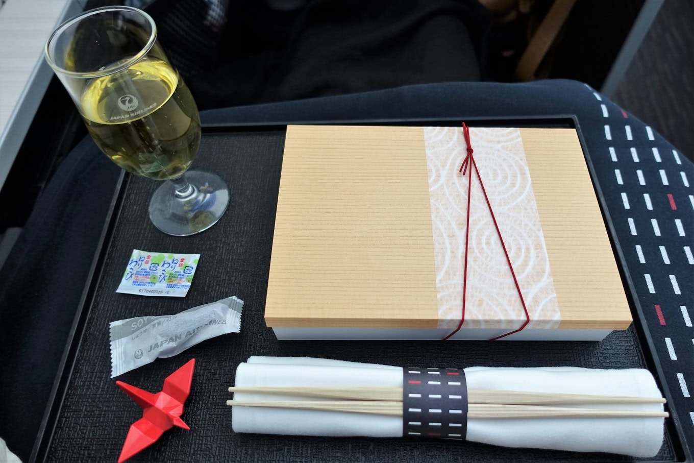 ANAとのビジネスクラス機内食対決はJALに軍配！機内販売の森伊蔵